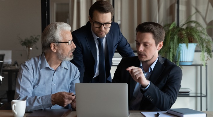 A financial advisor explaining how Social Security benefits are calculated. 